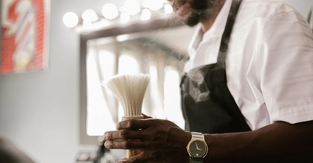 découvrez nos services de barber professionnels pour un style moderne et soigné. coupe, taille de barbe et soins personnalisés dans un cadre convivial.