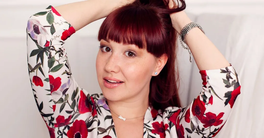 découvrez comment adopter les curly bangs, la tendance coiffure qui sublime vos boucles avec style et naturel. astuces et conseils pour un look parfait.