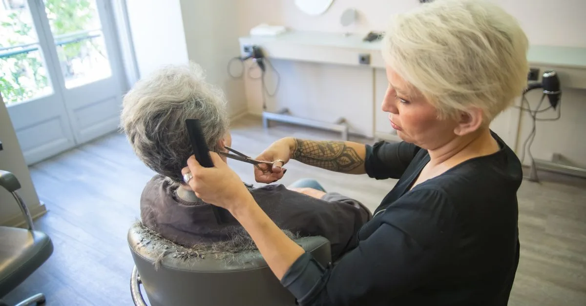 découvrez des coupes de cheveux idéales pour les cheveux fins et à faible volume, qui apportent du mouvement et du volume naturel à votre coiffure.