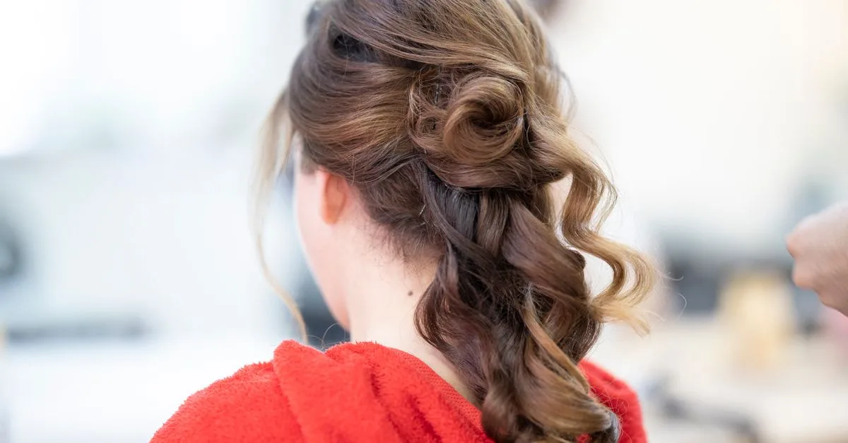 coiffure rapide et facile : apprenez à réaliser un demi-chignon élégant en quelques minutes pour un look chic et pratique au quotidien.