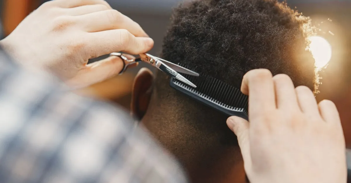 découvrez des idées de coupe courte spécialement conçues pour les cheveux épais, alliant style et praticité pour sublimer votre coiffure au quotidien.