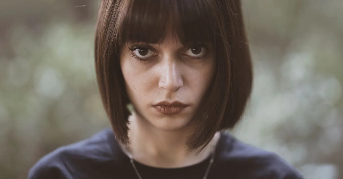 découvrez comment réaliser une coupe au carré volumineuse idéale pour les cheveux fins, avec des astuces pour ajouter du corps et de la texture.