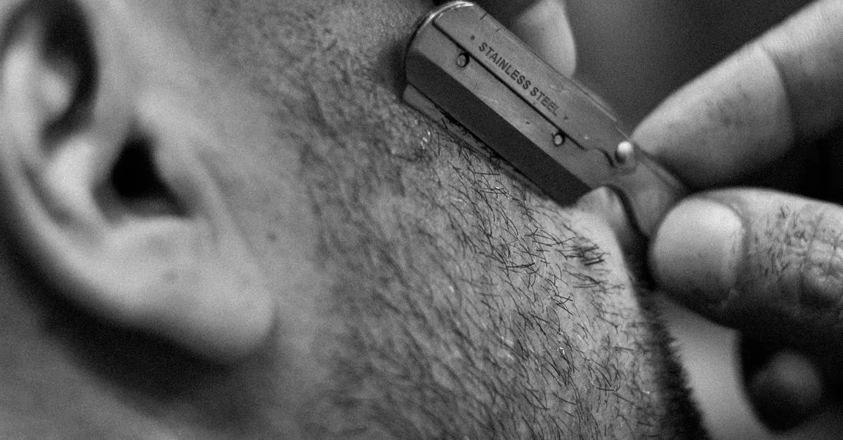 découvrez nos conseils et produits indispensables pour prendre soin de votre barbe, la garder douce, propre et bien entretenue au quotidien.