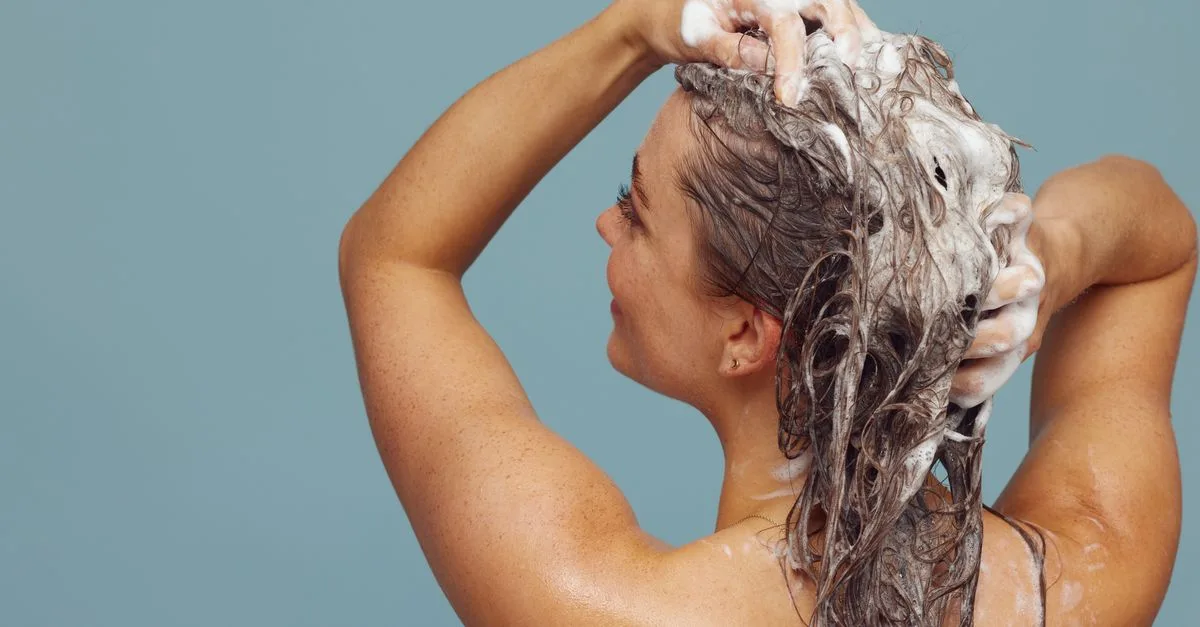 découvrez à quelle fréquence utiliser un shampooing clarifiant pour éliminer efficacement les résidus tout en préservant la santé de vos cheveux.