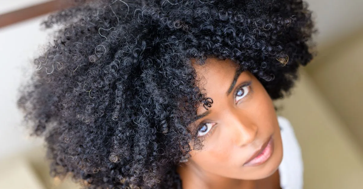 restauration des boucles naturelles : conseils et techniques pour redonner force et éclat à vos cheveux bouclés.