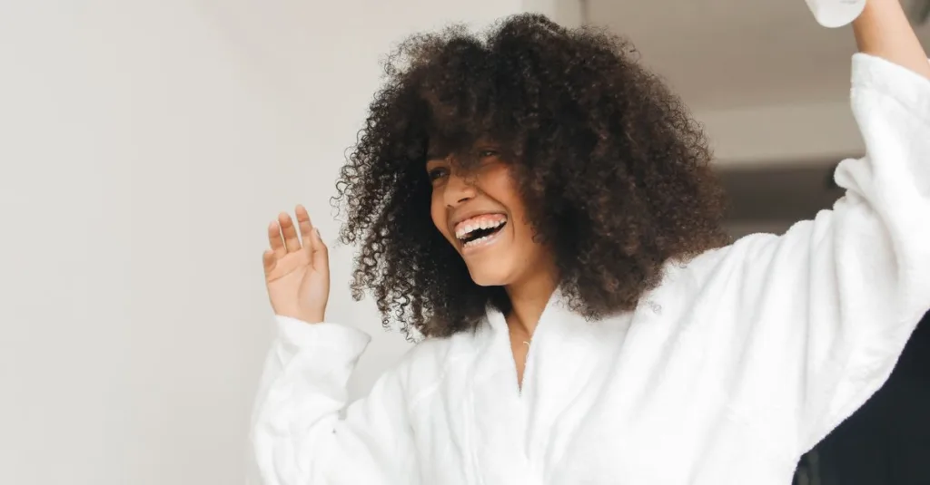 découvrez une routine de soins efficace pour les pointes sèches des cheveux bouclés, avec des astuces pour hydrater, nourrir et protéger vos boucles au quotidien.