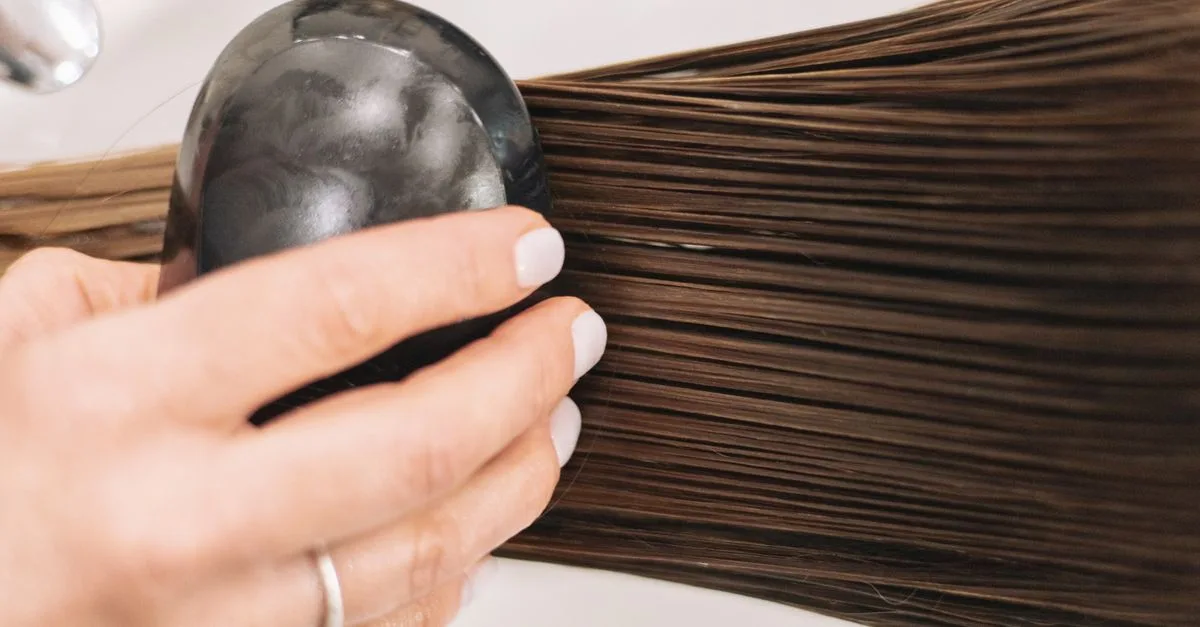 conseils et astuces pour démêler les cheveux fins en douceur, éviter la casse et garder des cheveux brillants et en bonne santé.