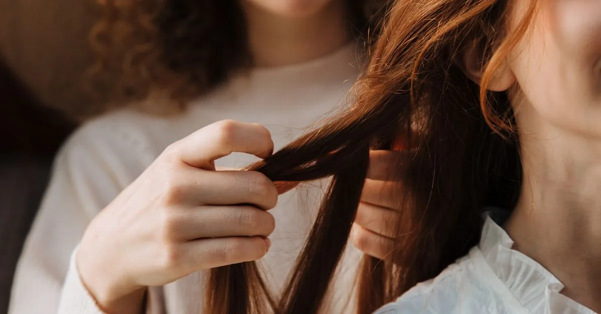 découvrez comment équilibrer vos cheveux avec des pointes sèches et des racines grasses grâce à nos conseils efficaces et naturels pour une chevelure saine et éclatante.
