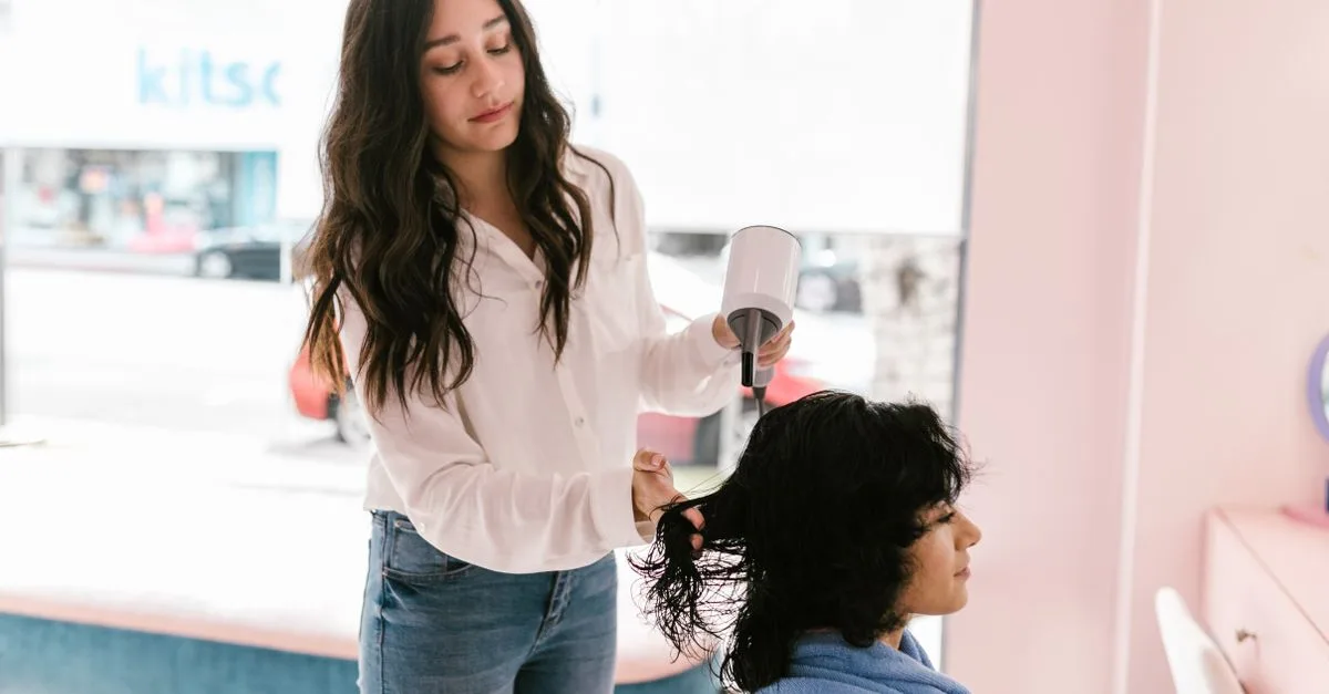 découvrez des traitements efficaces pour réparer les pointes sèches et fourchues, revitalisez vos cheveux abîmés et retrouvez une chevelure saine et brillante.