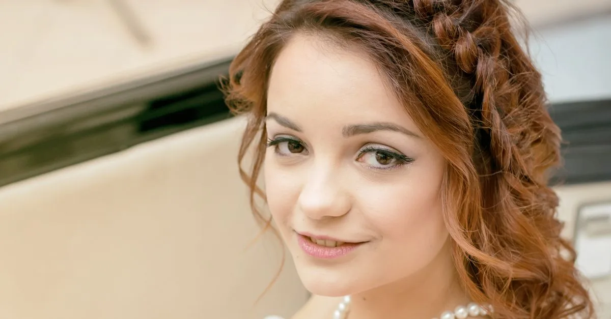 découvrez des coiffures faciles et rapides à réaliser pour cheveux mi-longs, idéales pour un look chic au quotidien.