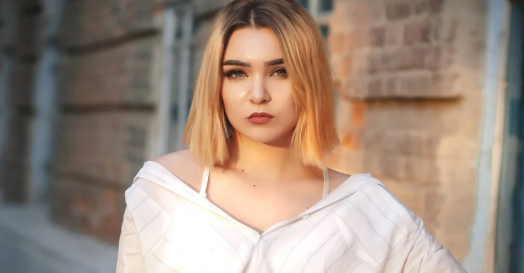 découvrez des coiffures faciles et rapides pour cheveux mi-longs, parfaites pour toutes les occasions et styles.