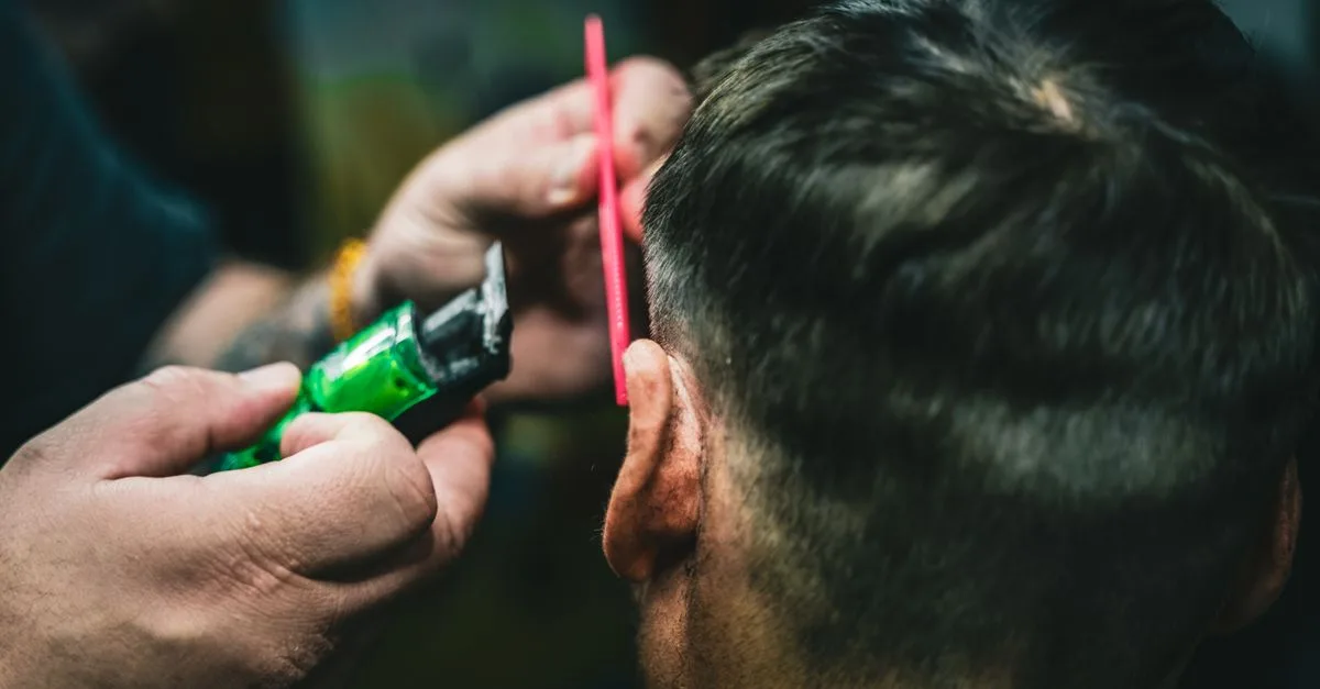 découvrez le style moderne et élégant du fade haircut, une coupe dégradée parfaite pour un look soigné et tendance.