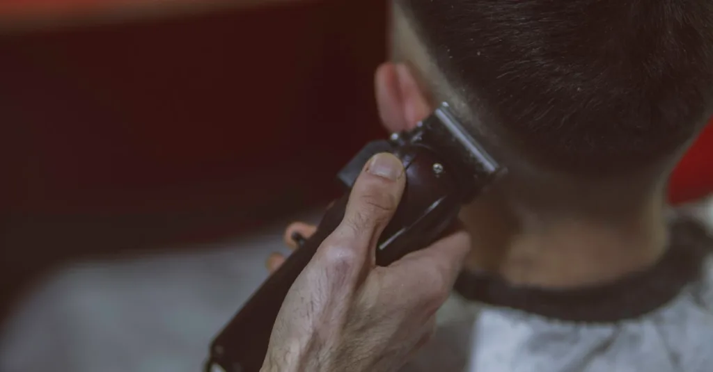 découvrez la coupe dégradée (fade haircut), un style moderne et élégant qui s'adapte à toutes les formes de visage pour un look net et tendance.