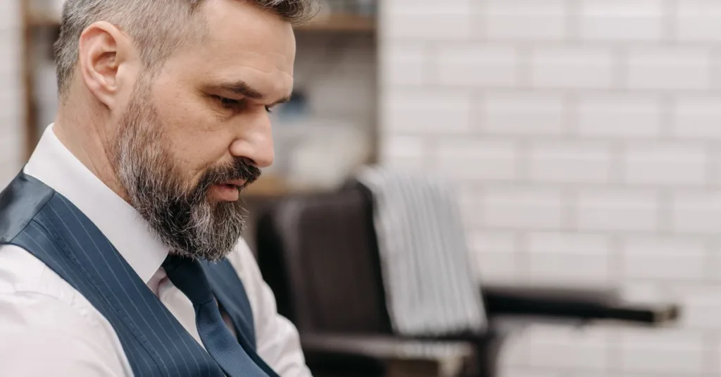 découvrez des coiffures stylées et adaptées pour les cheveux avec une ligne frontale reculante, afin de sublimer votre apparence avec confiance.