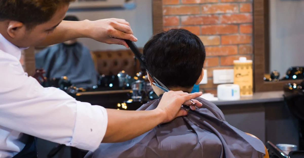 découvrez la coupe dégradée, une coiffure tendance qui apporte volume et mouvement à vos cheveux pour un style moderne et élégant.