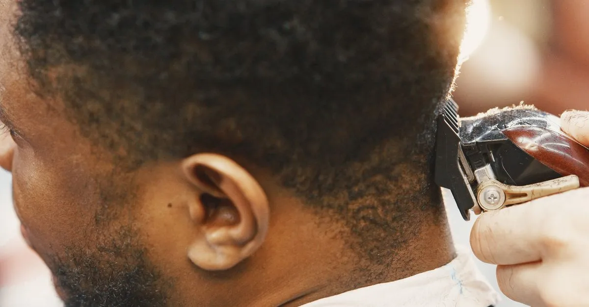 découvrez des coupes de cheveux homme spécialement adaptées pour dompter les mèches rebelles et cowlicks difficiles, alliant style et facilité d'entretien.