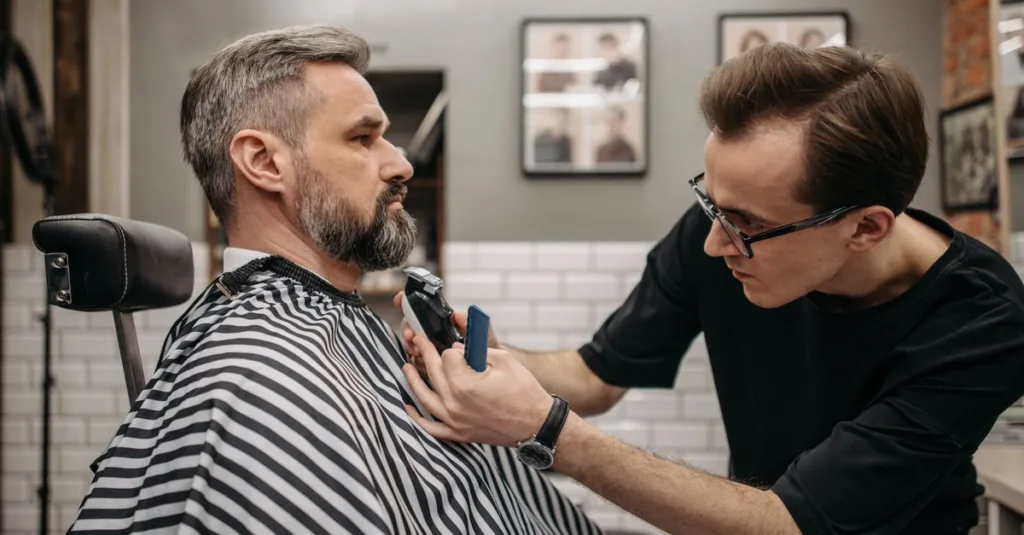 découvrez des coupes de cheveux pour hommes spécialement conçues pour dompter les mèches rebelles et les cowlicks difficiles, pour un style impeccable au quotidien.