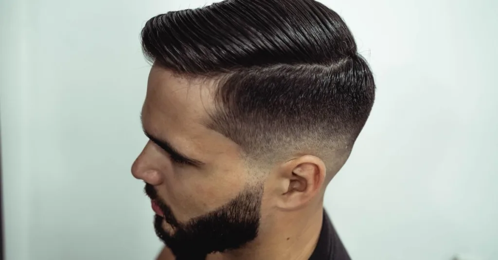 découvrez des coiffures élégantes pour hommes avec cheveux clairsemés, conçues pour ajouter du volume et sublimer votre style.