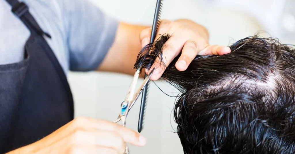 découvrez les dernières tendances en coupe de cheveux pour hommes, adaptées à tous les styles et toutes les textures. trouvez la coiffure parfaite qui reflète votre personnalité.