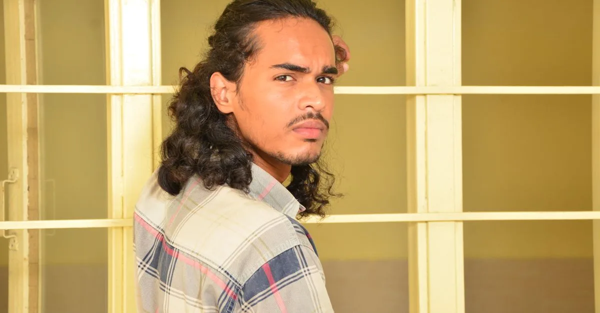 coiffure homme avec tenue naturelle longue durée pour un style impeccable toute la journée.