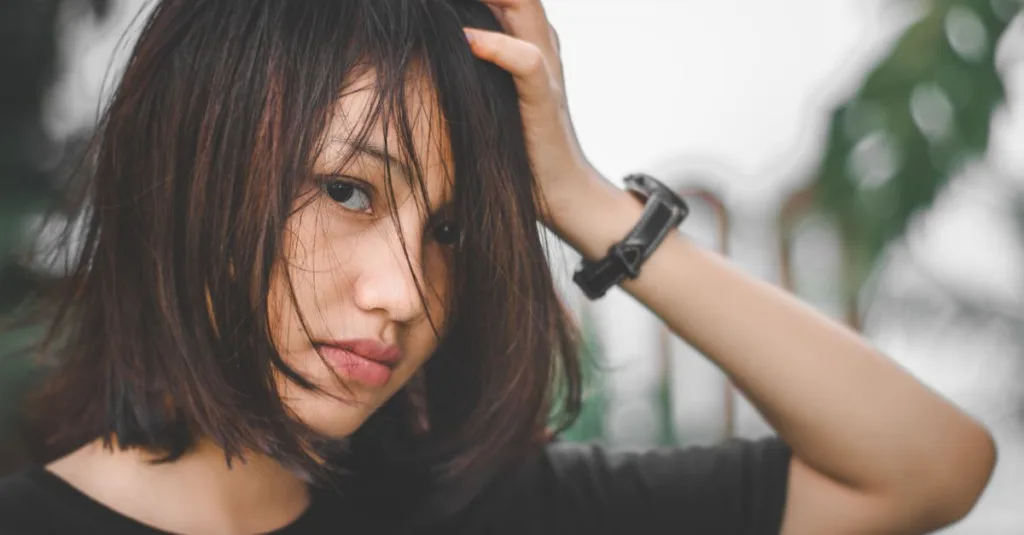 découvrez des coiffures messy tendance, faciles à réaliser pour un look décontracté et stylé au quotidien.