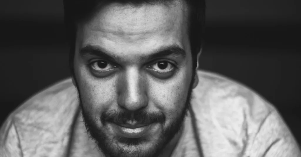 découvrez comment choisir et entretenir la longueur parfaite de votre moustache pour un style impeccable et adapté à votre visage.