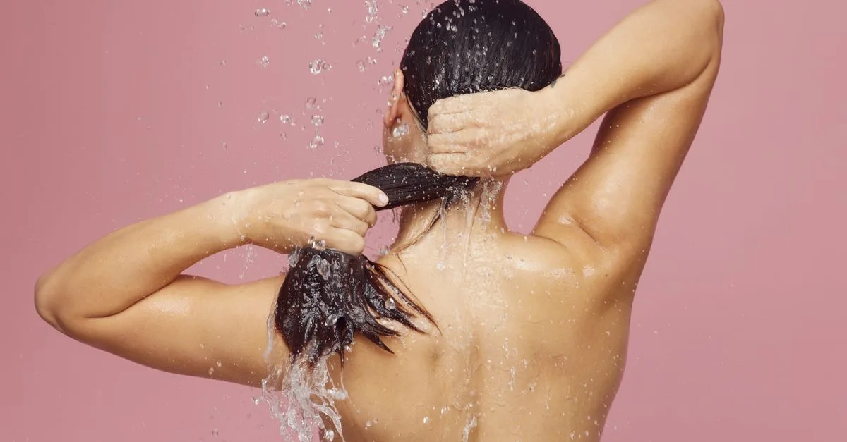 découvrez notre gamme de shampoings adaptés à tous types de cheveux pour une chevelure propre, douce et éclatante de santé.
