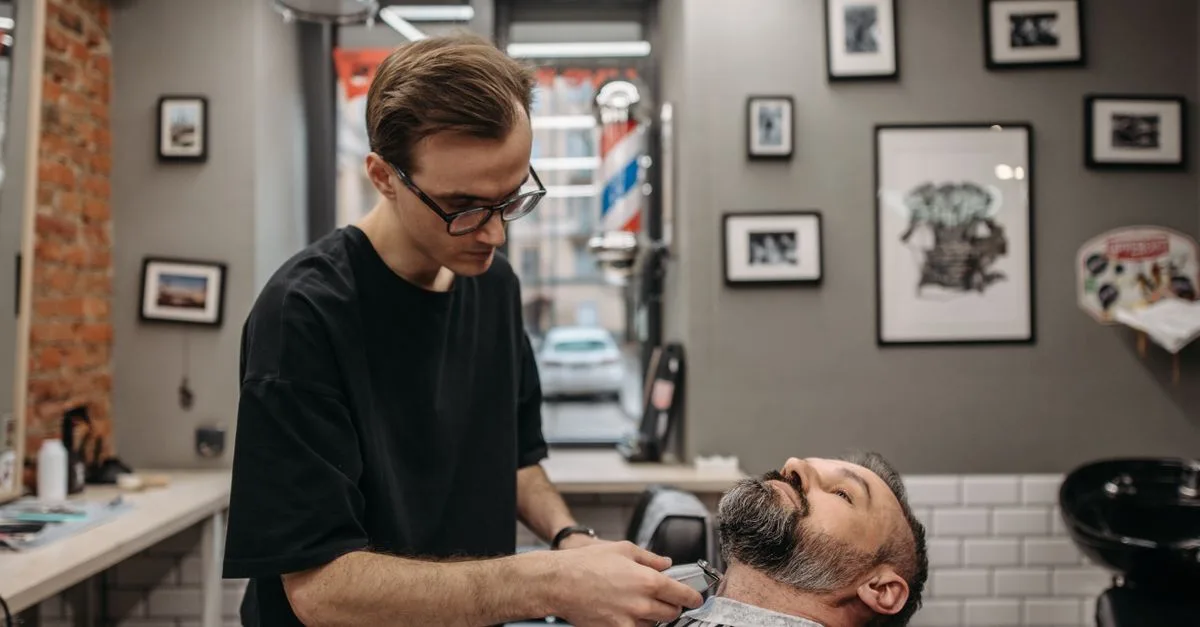 découvrez nos conseils pour tailler votre barbe courte avec précision et style, afin d'obtenir un look soigné et naturel au quotidien.