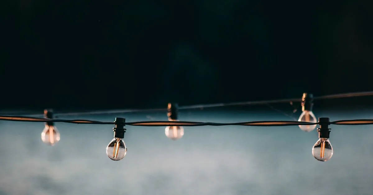 découvrez ce qu'est l'électricité statique, comment elle se forme et ses applications dans la vie quotidienne et l'industrie.