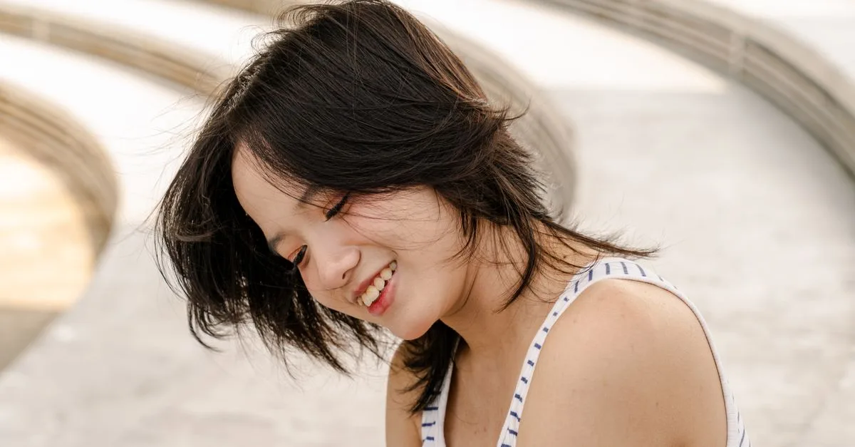 conseils et astuces pour coiffer les cheveux épais et raides avec style, faciles à réaliser pour un look parfait au quotidien.