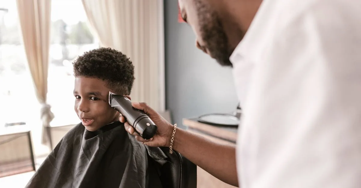 préparez la première coupe de cheveux de votre enfant en douceur grâce à nos conseils pour rendre ce moment agréable et sans stress.