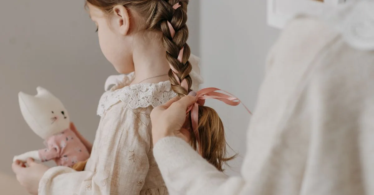 découvrez des coiffures faciles et adorables pour enfants aux cheveux fins, avec des idées pour ajouter du volume et tenir toute la journée.