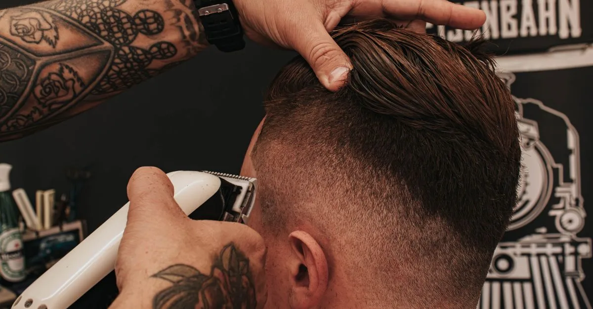 découvrez la coupe à nuque dégradée (« tapered neckline ») : une finition nette et progressive qui apporte élégance et précision à votre coiffure.